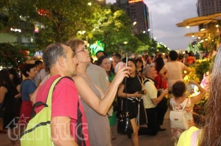 ho chi minh city attracts int’l tourists during tet holiday hinh 0