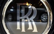 Rolls-Royce said on Monday that it had won an important contract to service helicopter engines for the US army. 