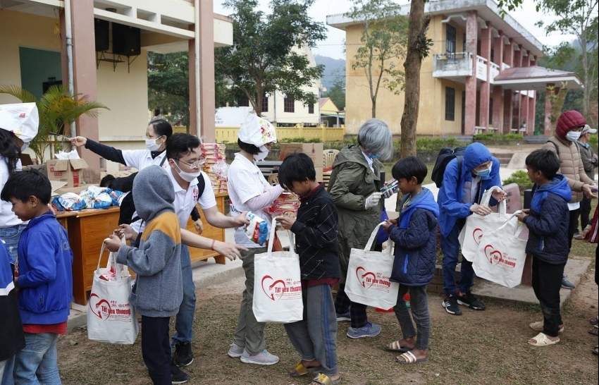 A journey to bring Lunar New Year gifts to student of ethnic minorities in Quang Binh - Vimarsana News