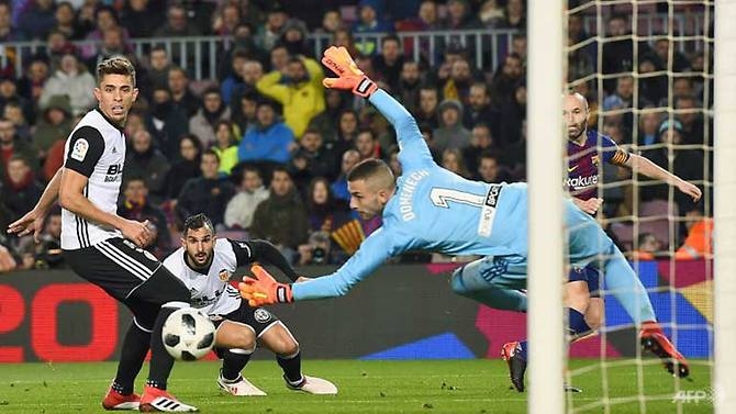 Suarez gives Barcelona edge in Copa del Rey semi-finals