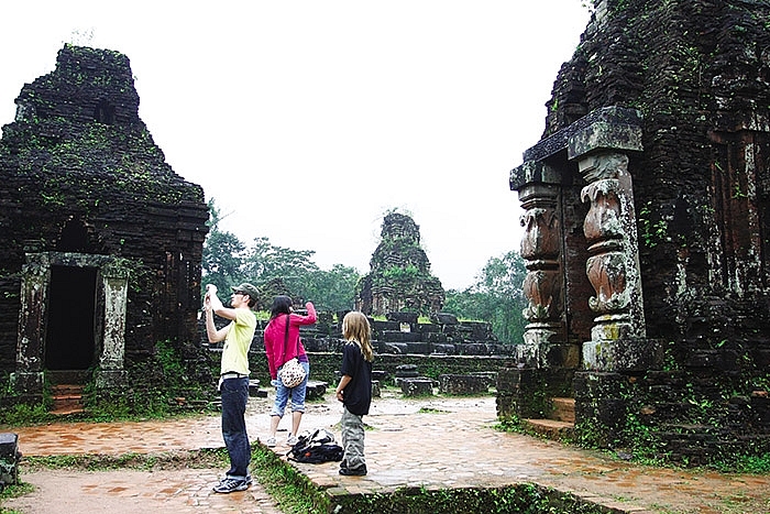 visitors embrace spiritual delights