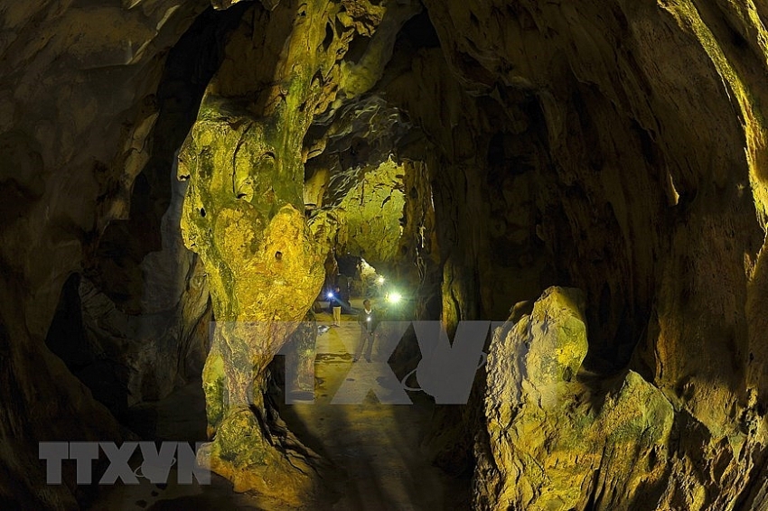 dich long cave and pagoda complex in ninh binh