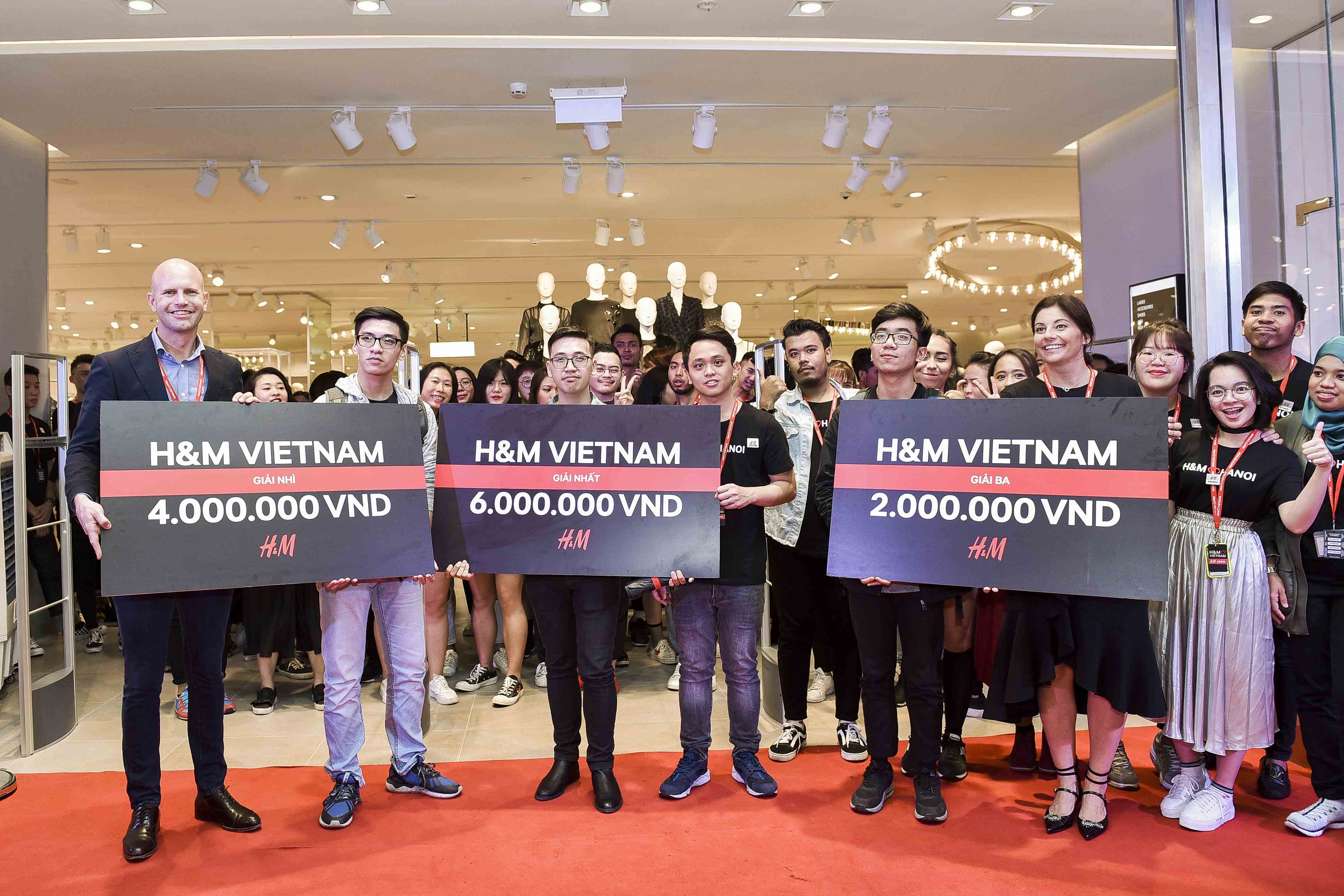 H M Welcomes Over 2 000 Customers On Official Opening Day Corporate News Latest Business